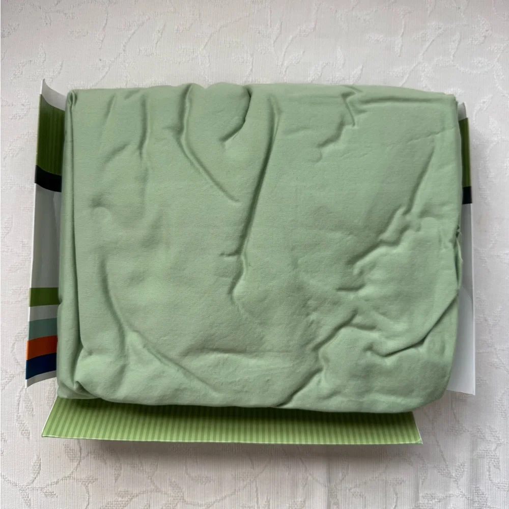 House Beautiful Queen top bed sheet, 100% cotton. Brand new. Sage color